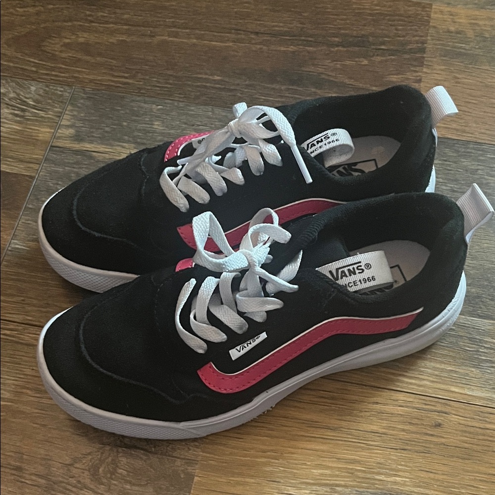 Vans Black Low-Top Sneakers with Pink Stripe (3.5)